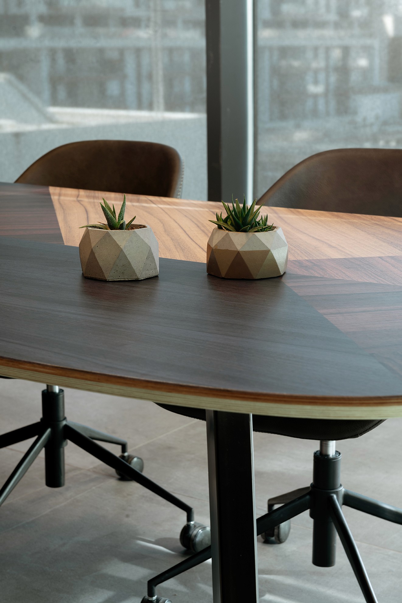 חדר ישיבות פרטי עם ריהוט ארגונומי ותקרה אקוסטית – פתרון עיצוב לחללים סגורים