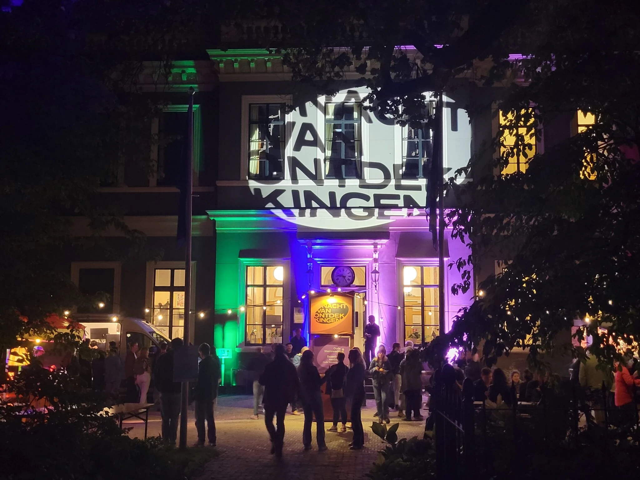 Grafisch ontwerp Nacht van Ontdekkingen logo op pand