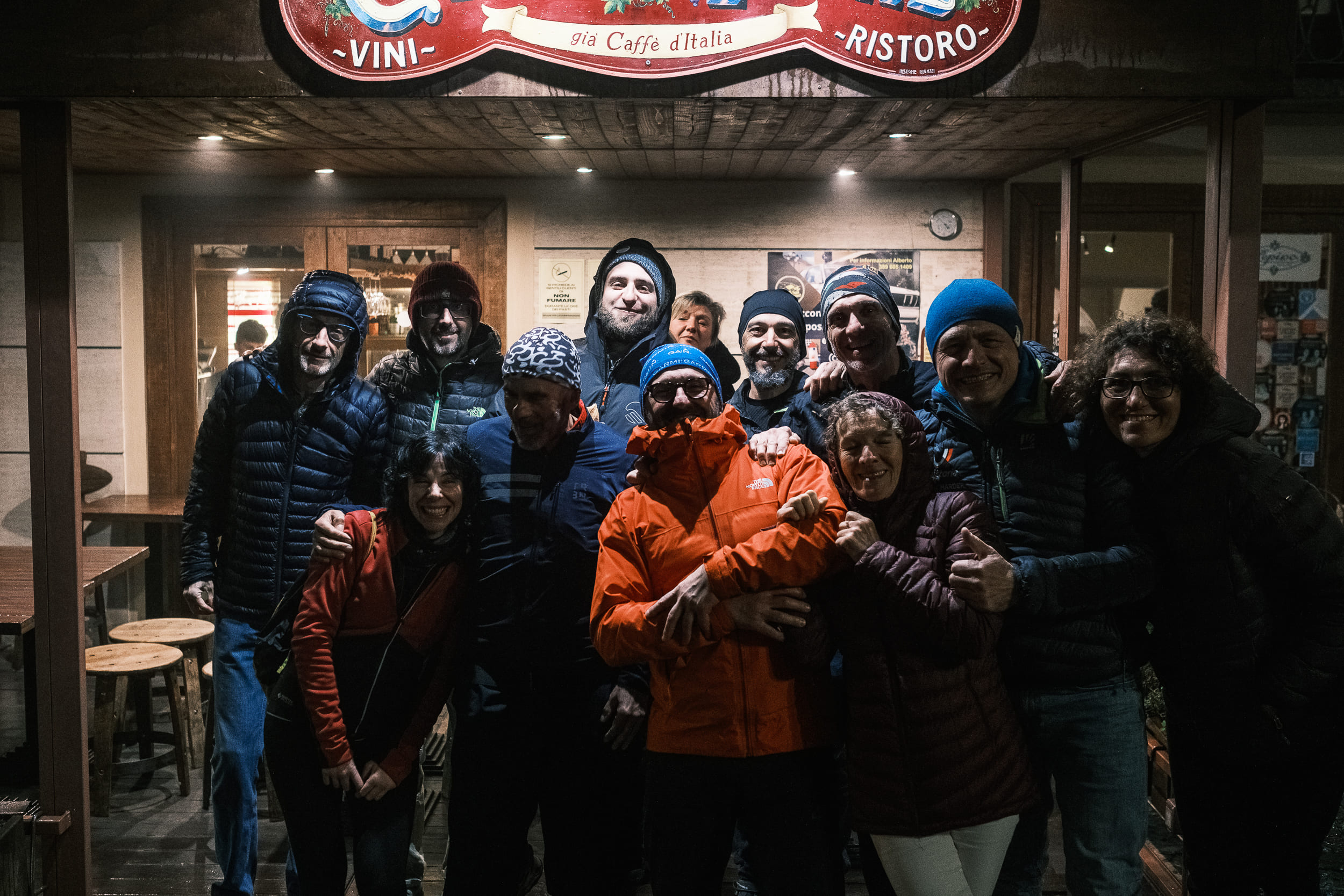 Foto di gruppo di ciclisti di Turin hills