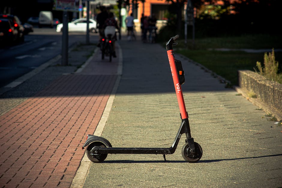 Pessoas usando e-scooters e bicicletas na cidade