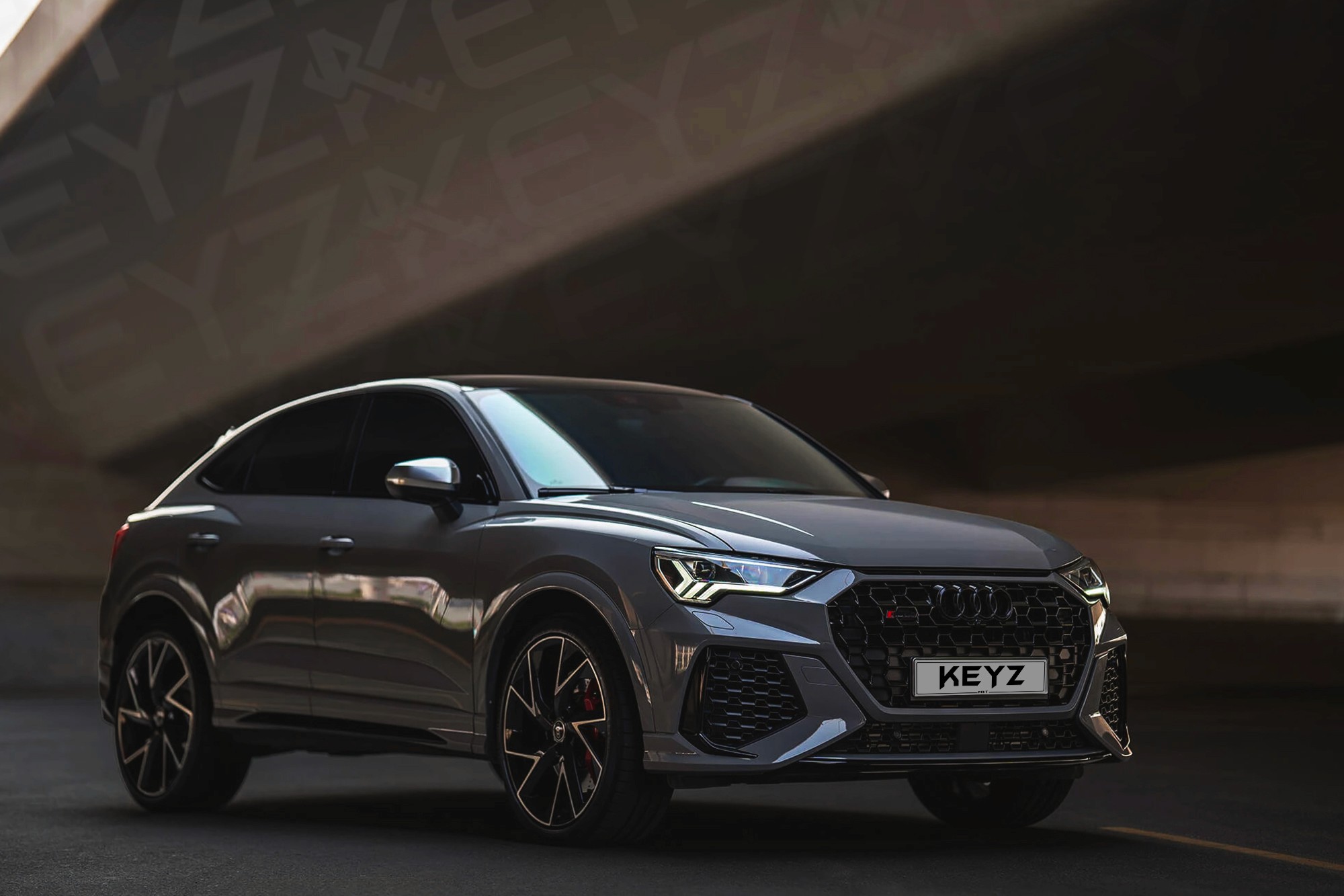Vue extérieure Audi RSQ3 Gris – Location SUV à Dubaï | Keyz Rent