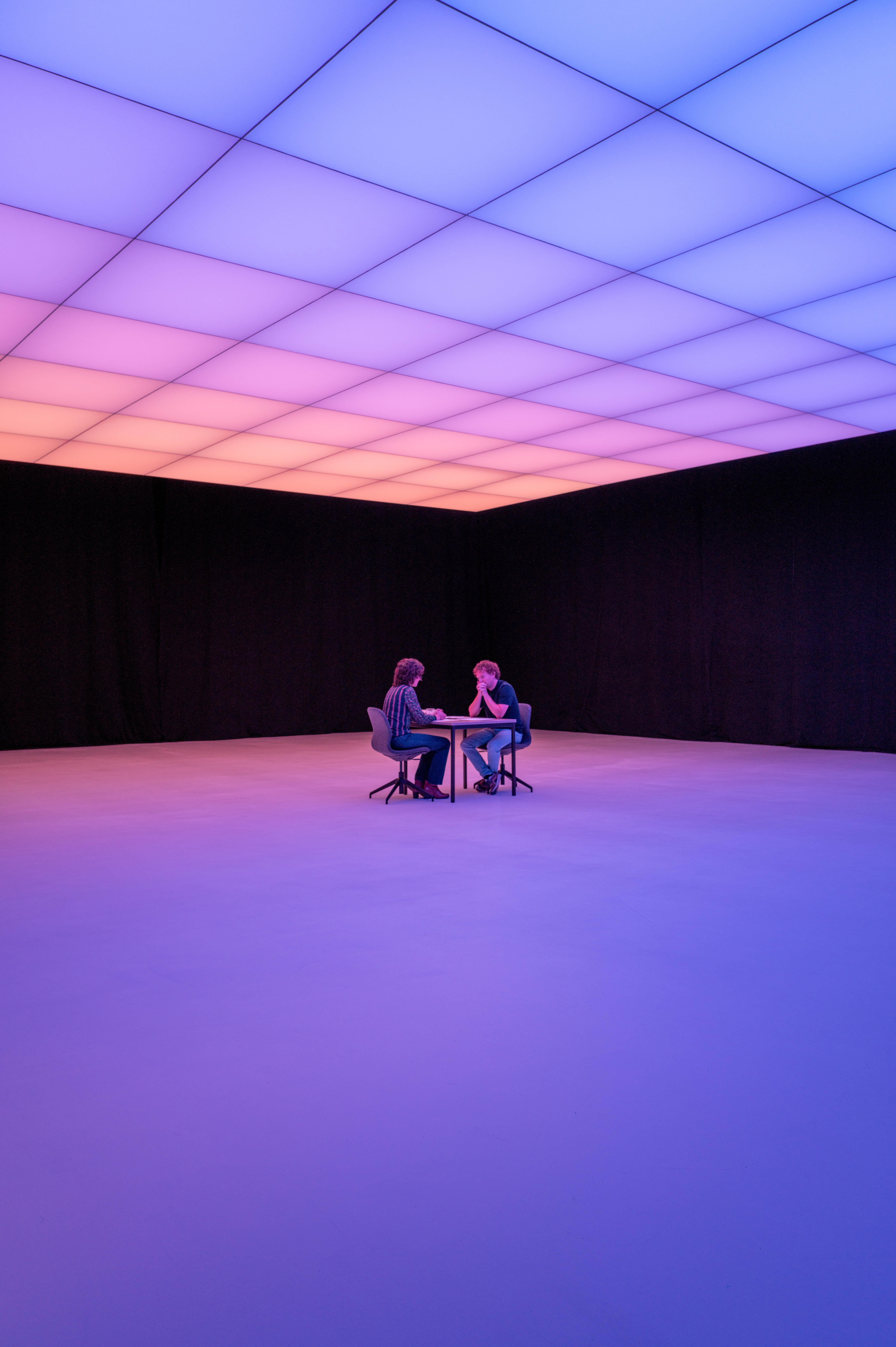 Foto van een man in een gesprek