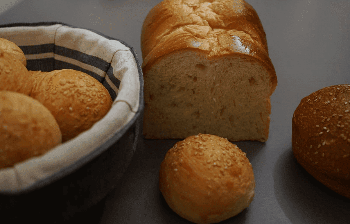 Pan brioche dulce de masa madre: molde familiar y panecillos para hamburguesa.
