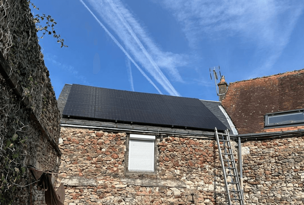 Photo d'un toit d’une maison à Charnizay équipée de panneaux photovoltaïques dont l'installation a été faite par Solarock.