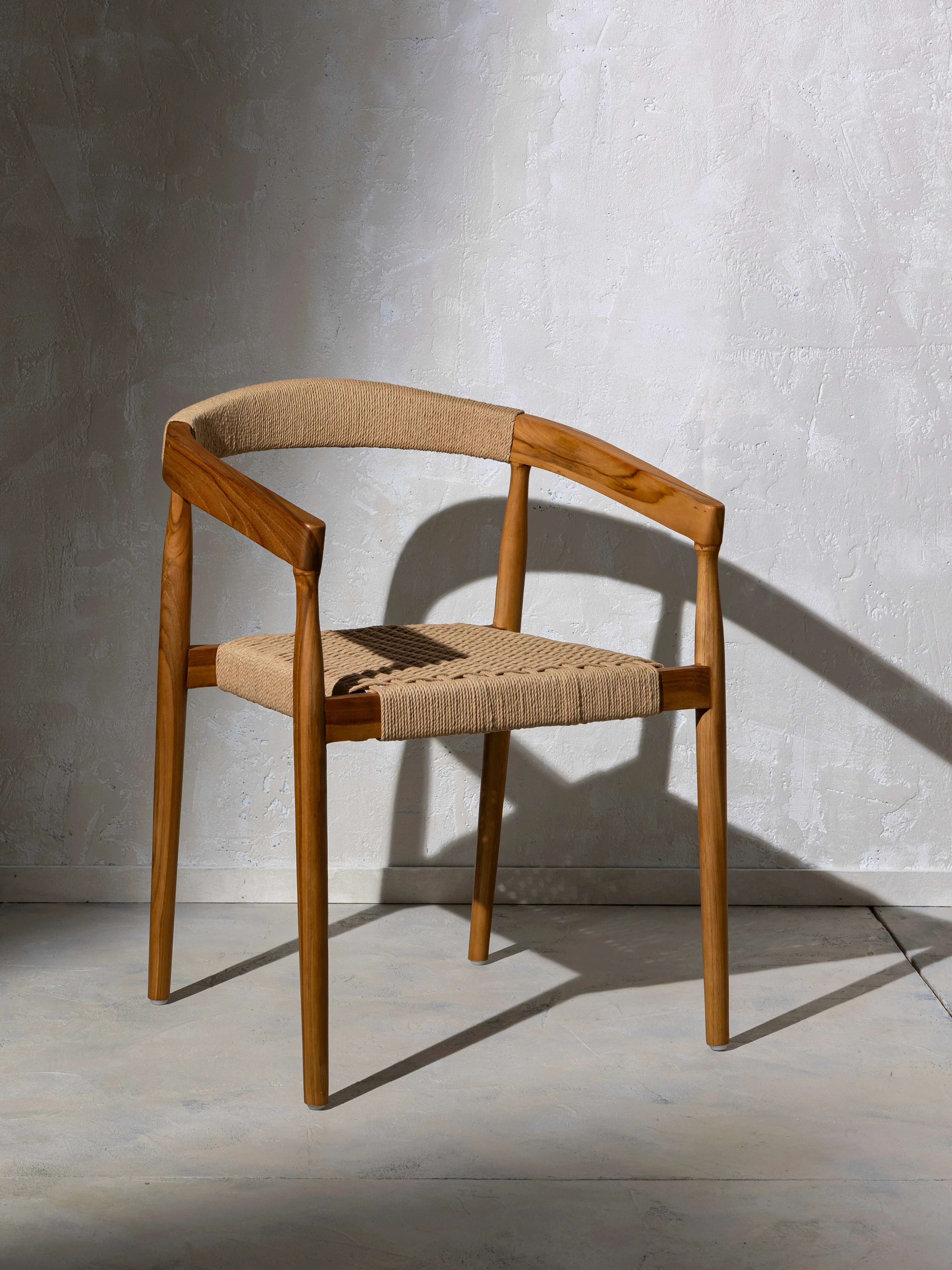 chaise en bois de teck sur fond gris