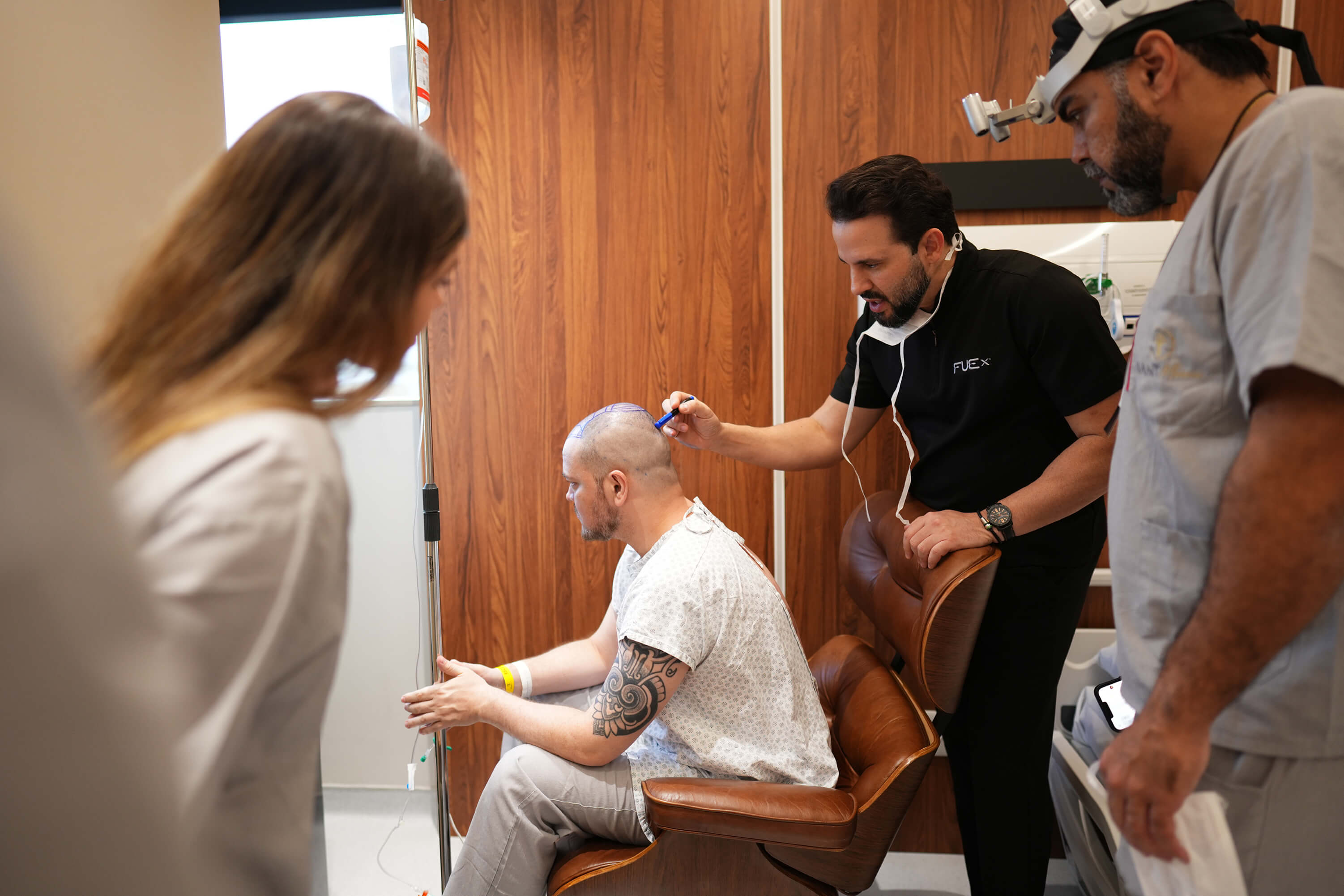 Dr. Paulo Miorali com alunos no centro cirurgico, durante o Programa Fuex. 