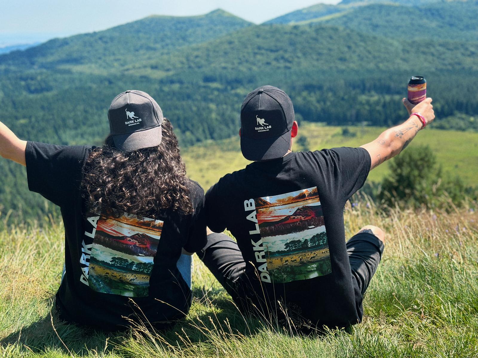 deux personnes de dos portant les tshirts et casquettes dark lab