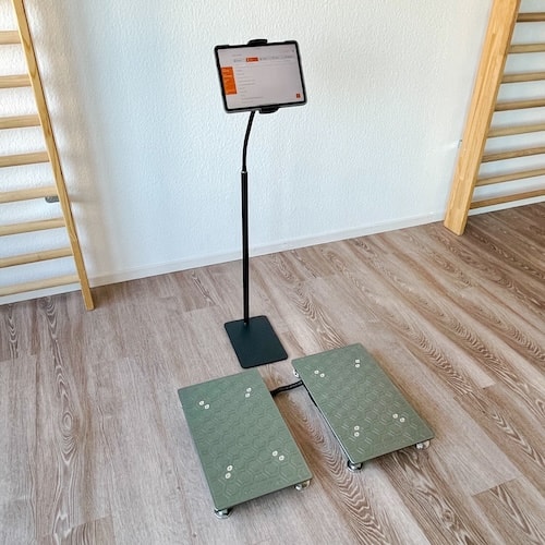 Zu sehen sind Kraftmessplatten der Firma VALD. Vor den Platten steht ein IPad auf einem Ständer um die Kraftmessung zu überwachen.