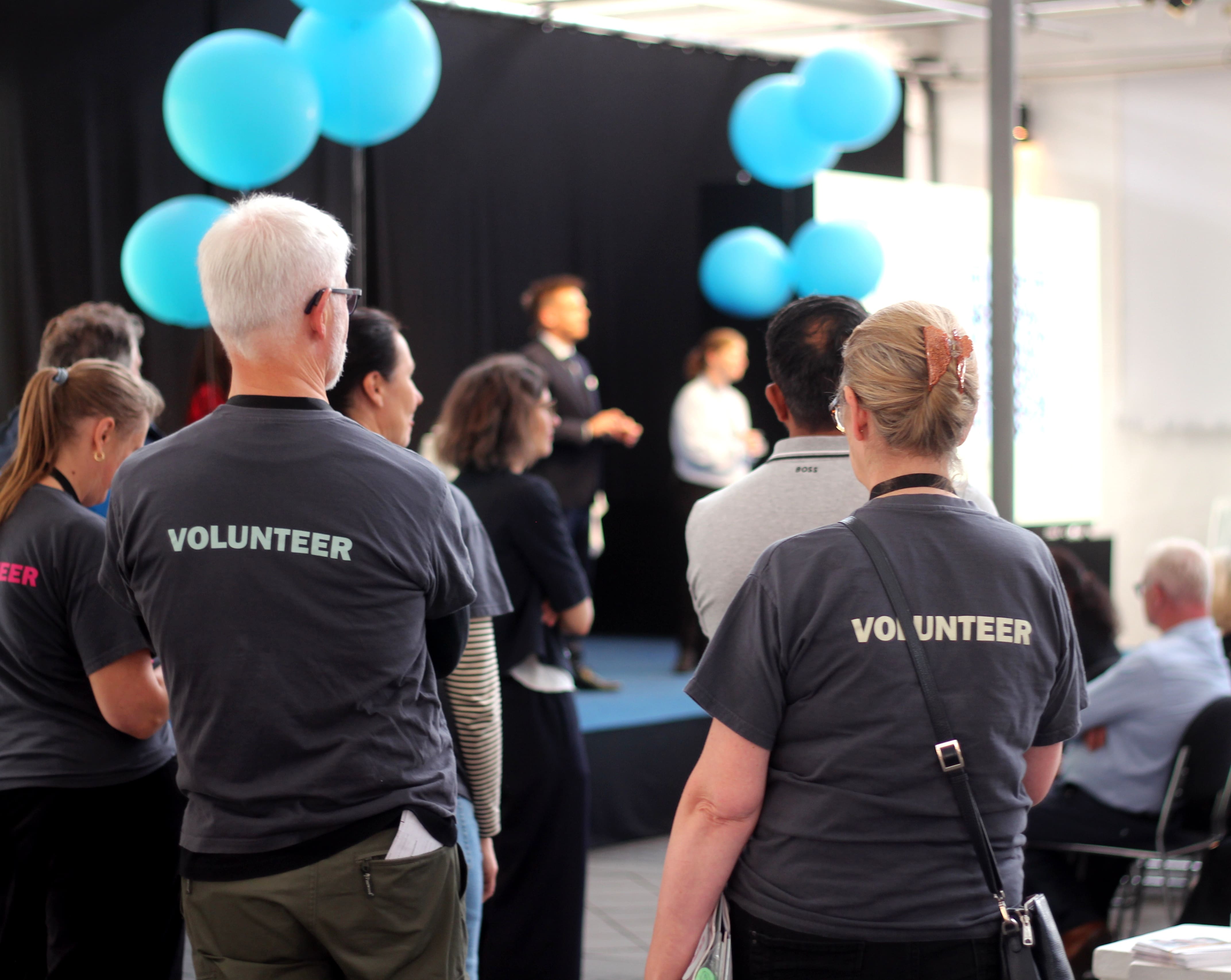 Frivillig bliver takket for deres indsats til et event i København.