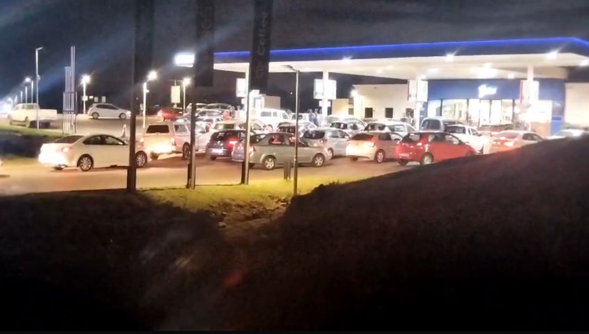 Photo: Long queues at petrol stations ahead of fuel hike – South African Daily