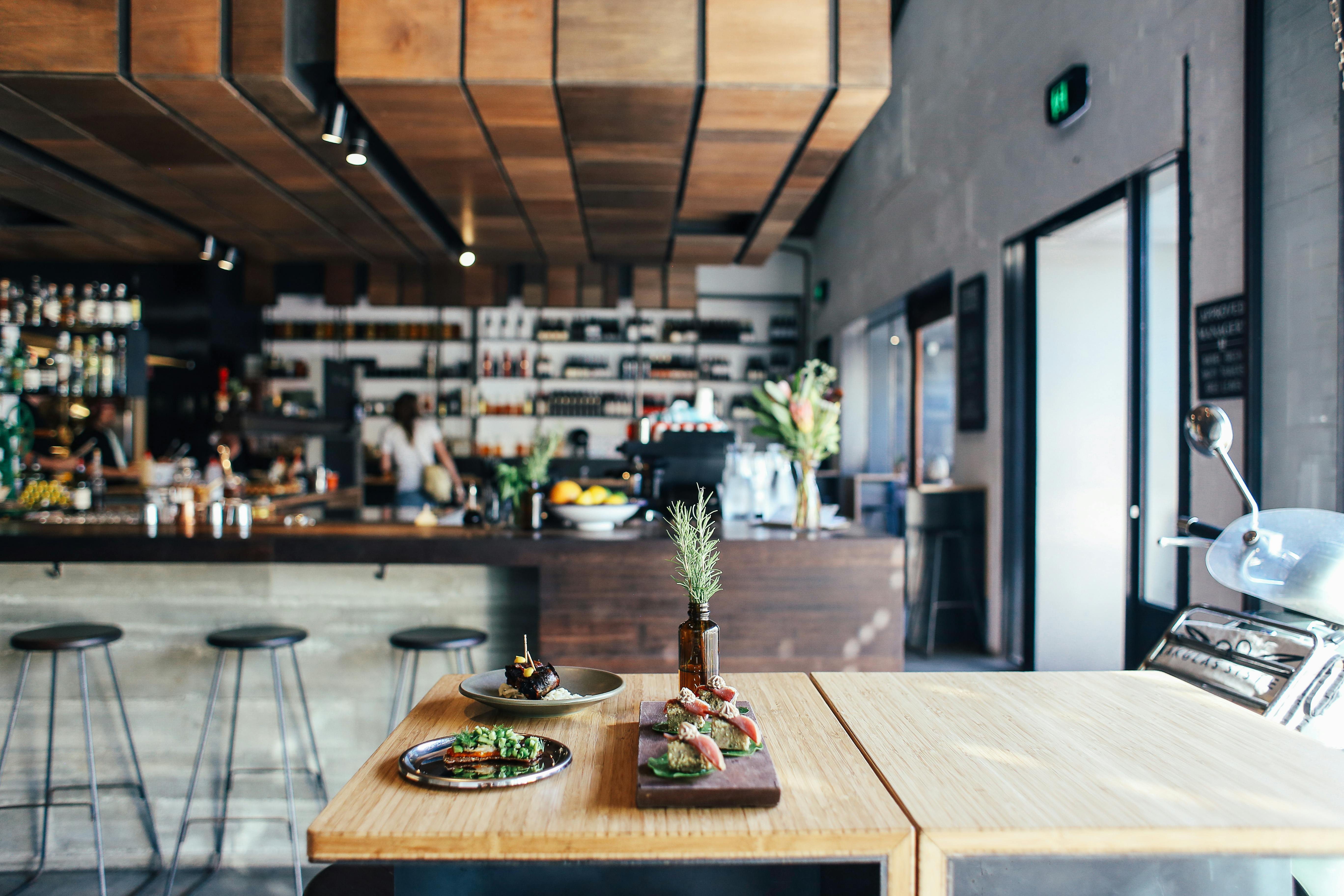 Comptoir de bistrot avec plats dressés sur table