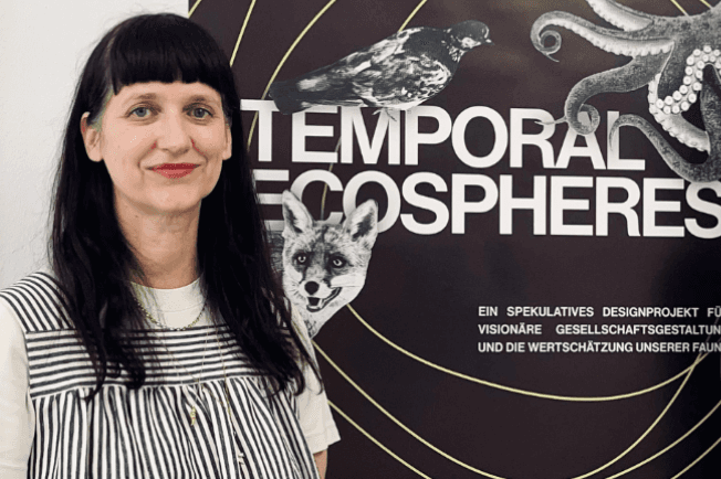 Simone Engelhardt vor dem Plakat "Temporal Ecospheres"