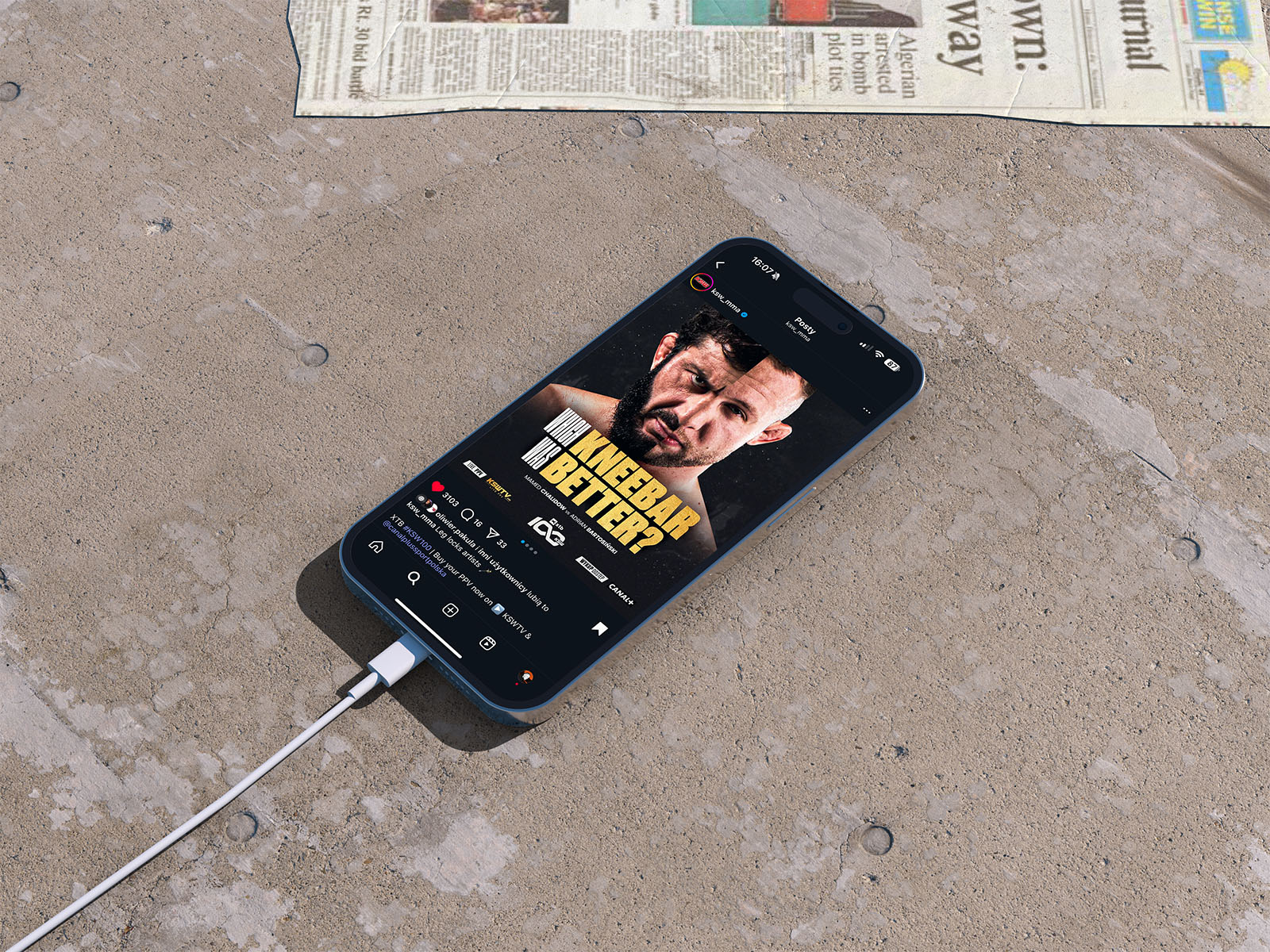 Zdjęcie telefon, na którym wyświetlany jest post KSW na Instagramie