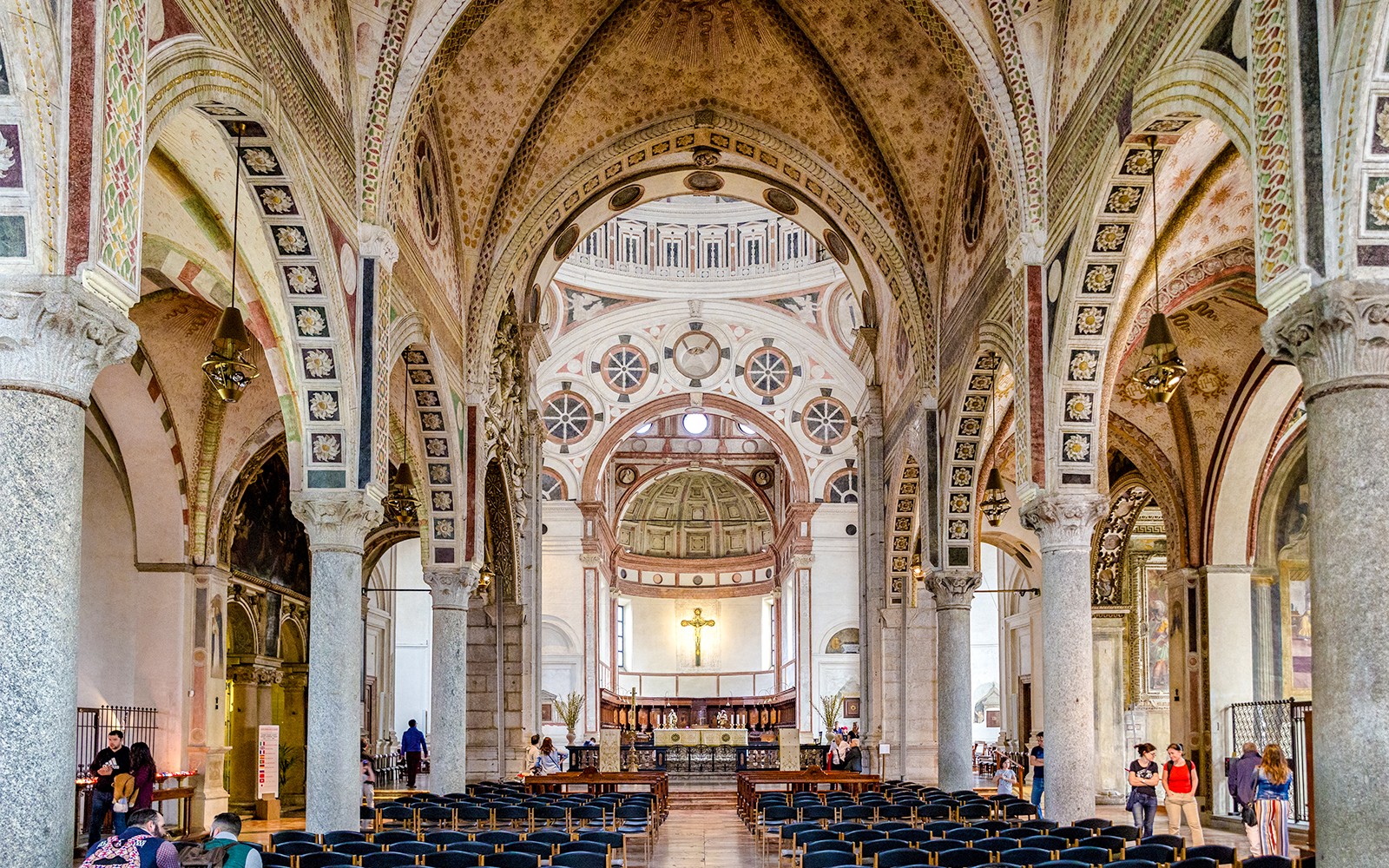 Innanrými kirkjunnar Santa Maria delle Grazie í Mílanó, sýnir skreyttar bogahvelfingar og altari.
