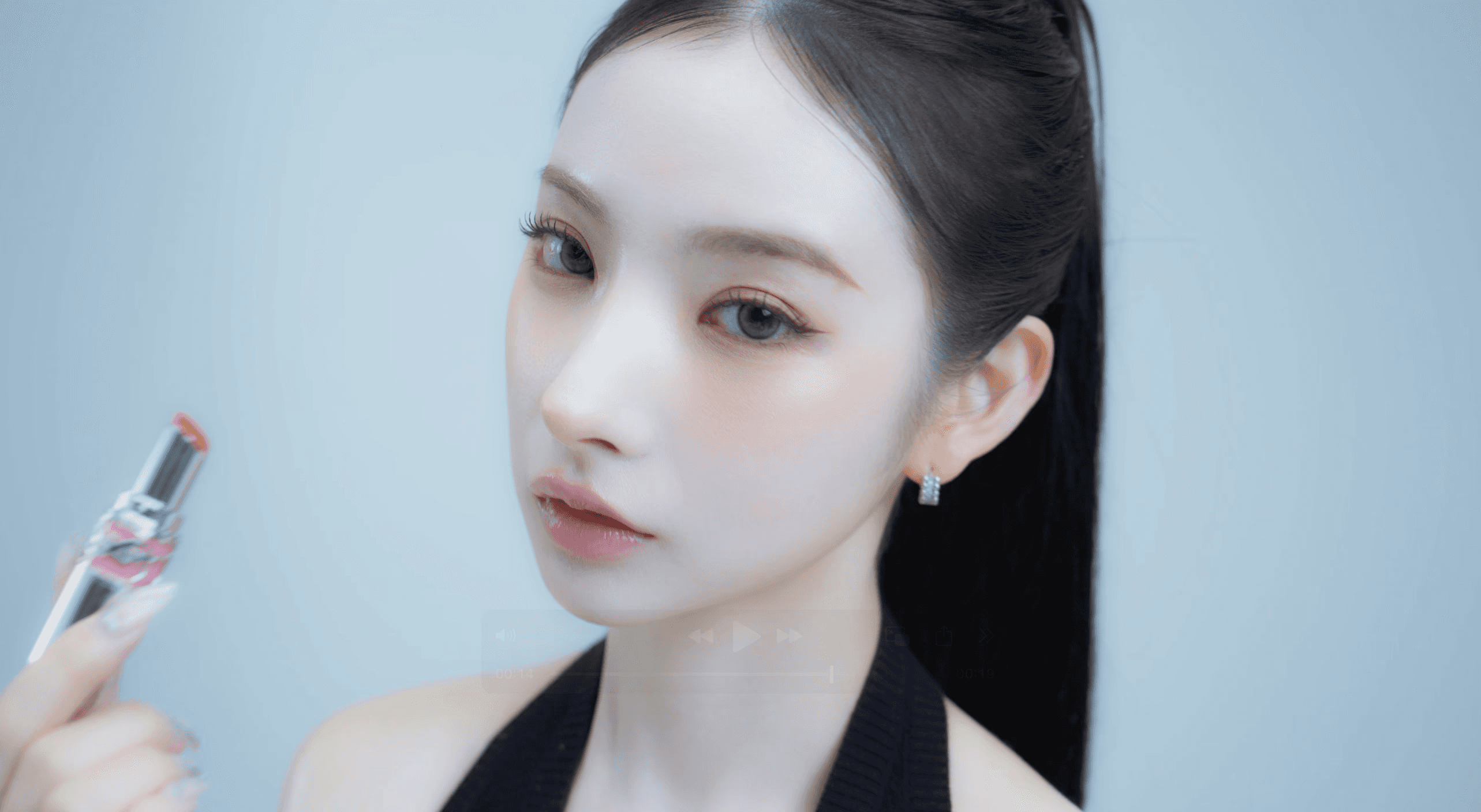 립스틱 제품과 모델의 조화를 강조한 화장품 촬영 이미지