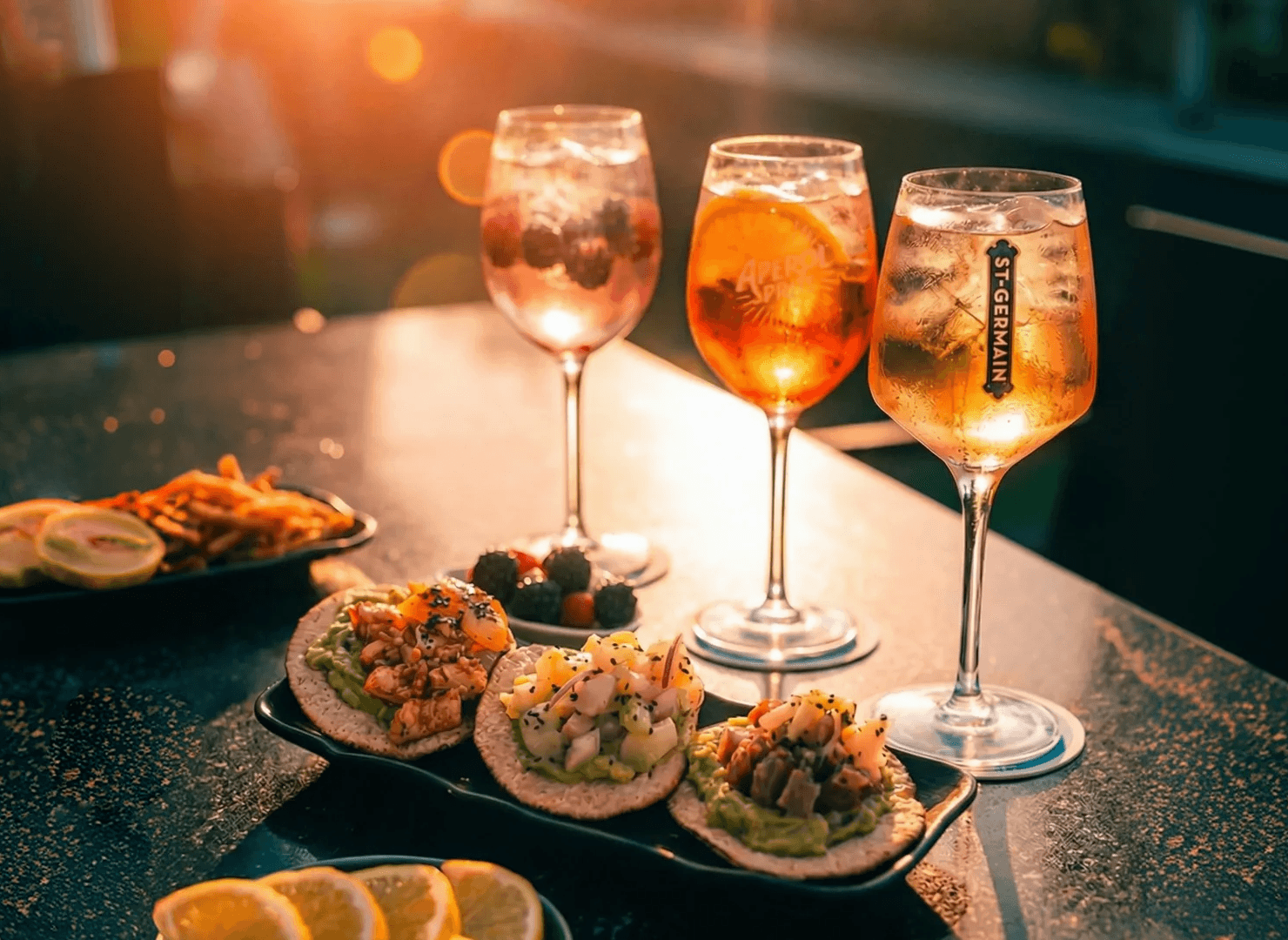 Atracados - Bebidas cócteles y tostadas de camarones en ambiente elegante al atardecer