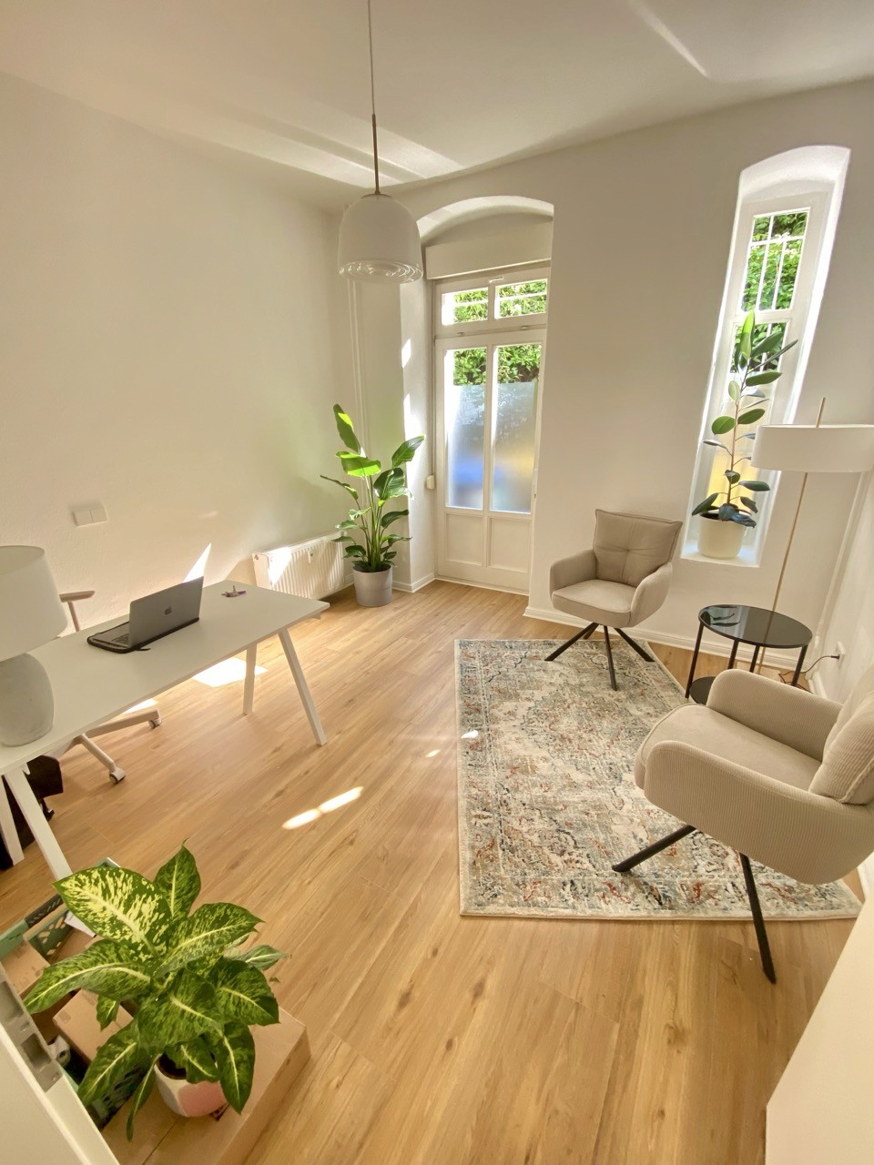 Therapieraum im Emotionswerk Berlin mit 2 Sesseln