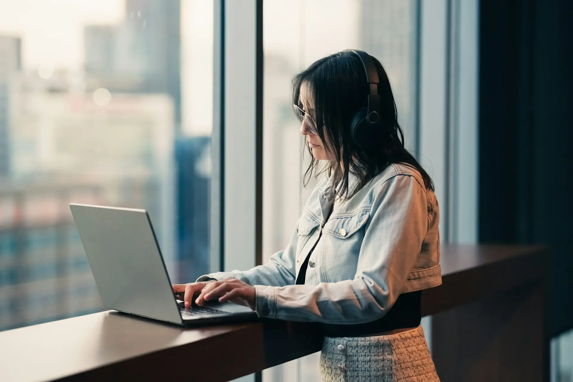Frau arbeitet mit CopeCart am Laptop