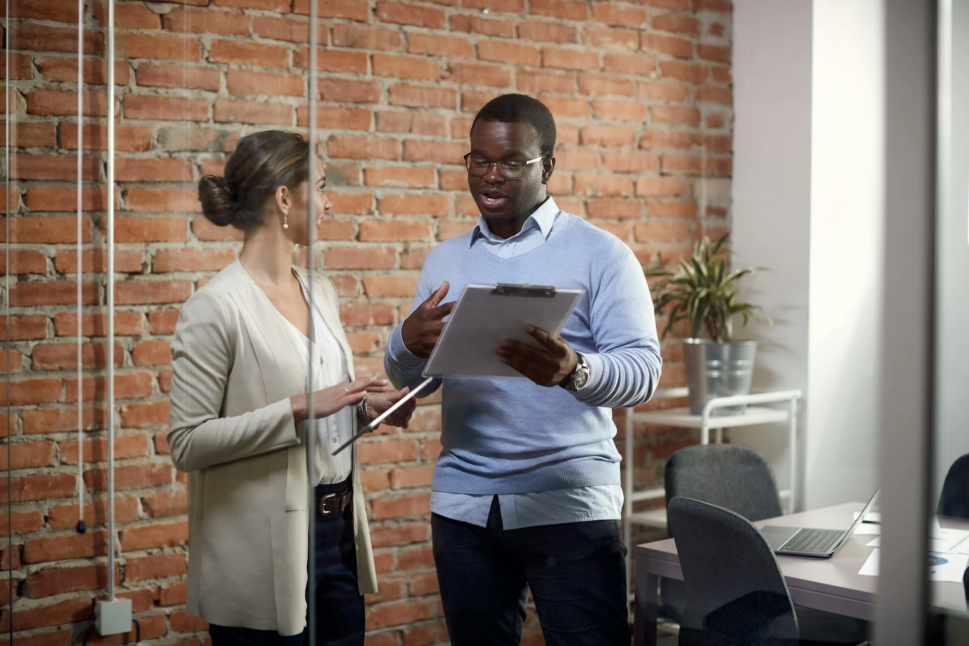 Manager explaining something to an employee 