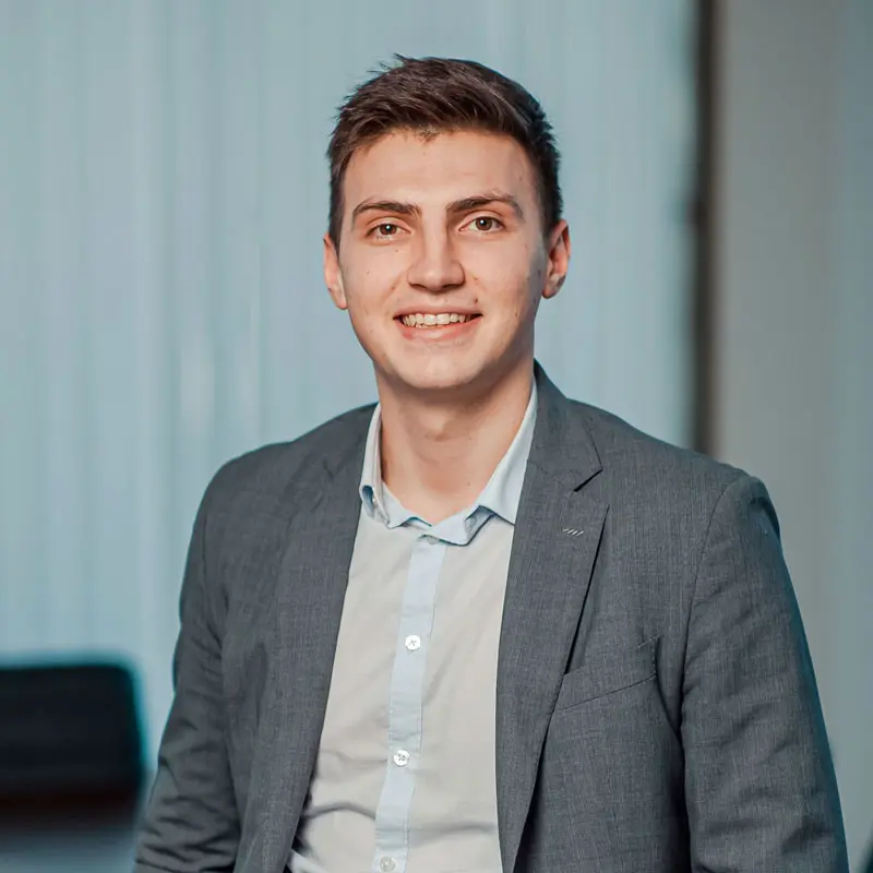 Fotografía de un hombre joven con expresión de liderazgo y vestimenta profesional casual; representa el perfil de una 'User Persona' en el rol de coordinador de marketing y líder de equipo, orientado a la gestión estratégica y la comunicación creativa.