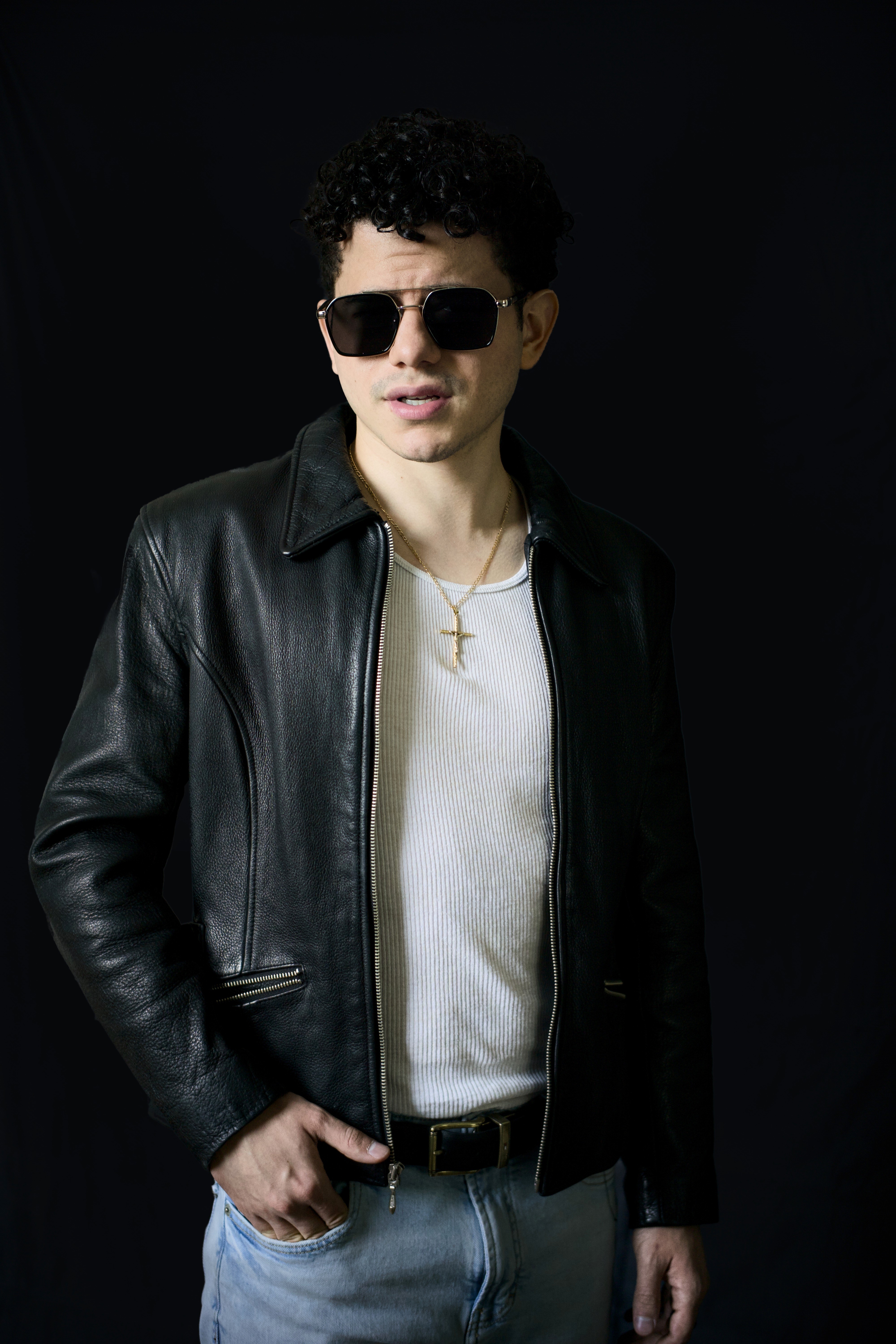 Person stand in front of a red sports oldtimer