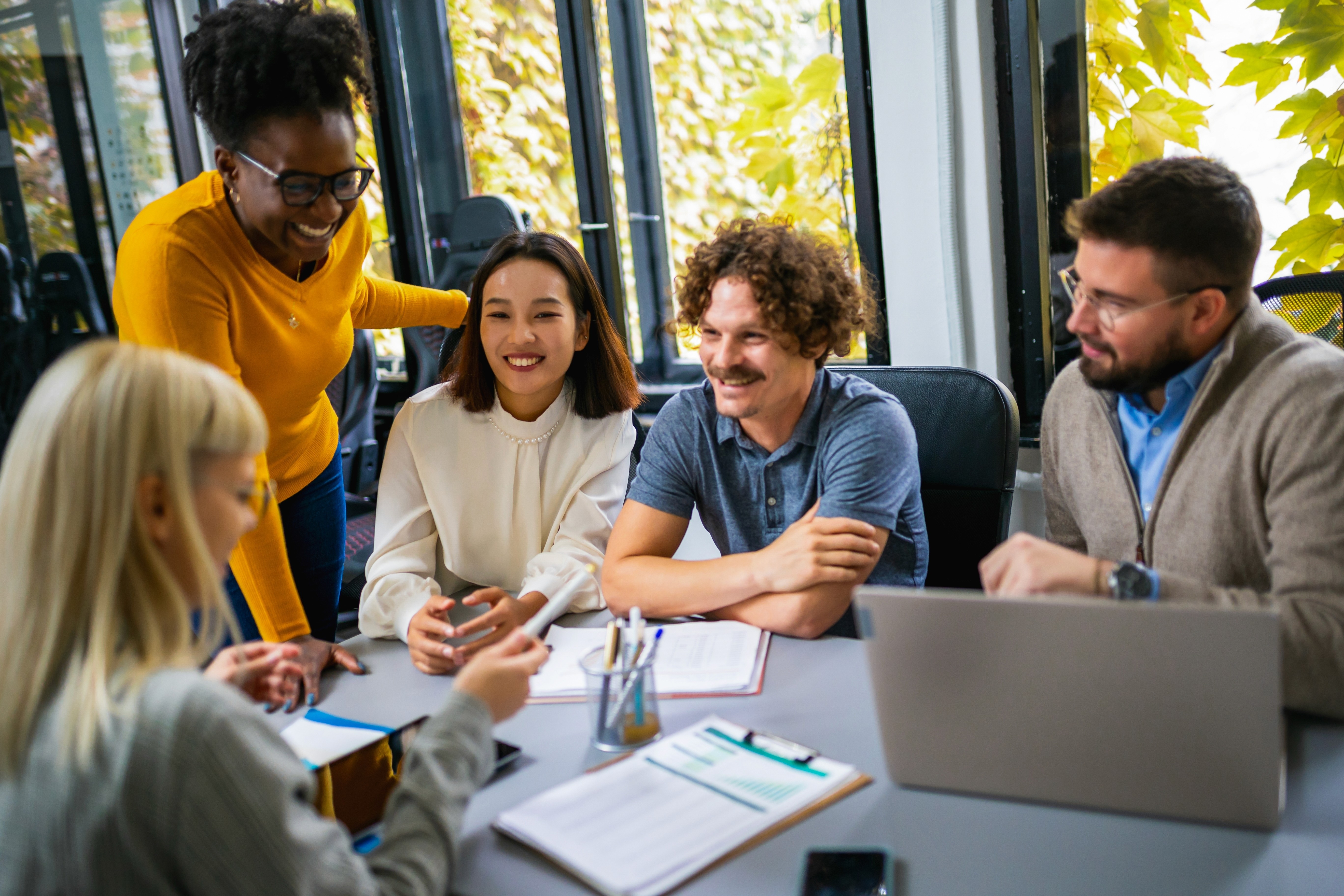 Persone che utilizzano un tavolo digitale interattivo