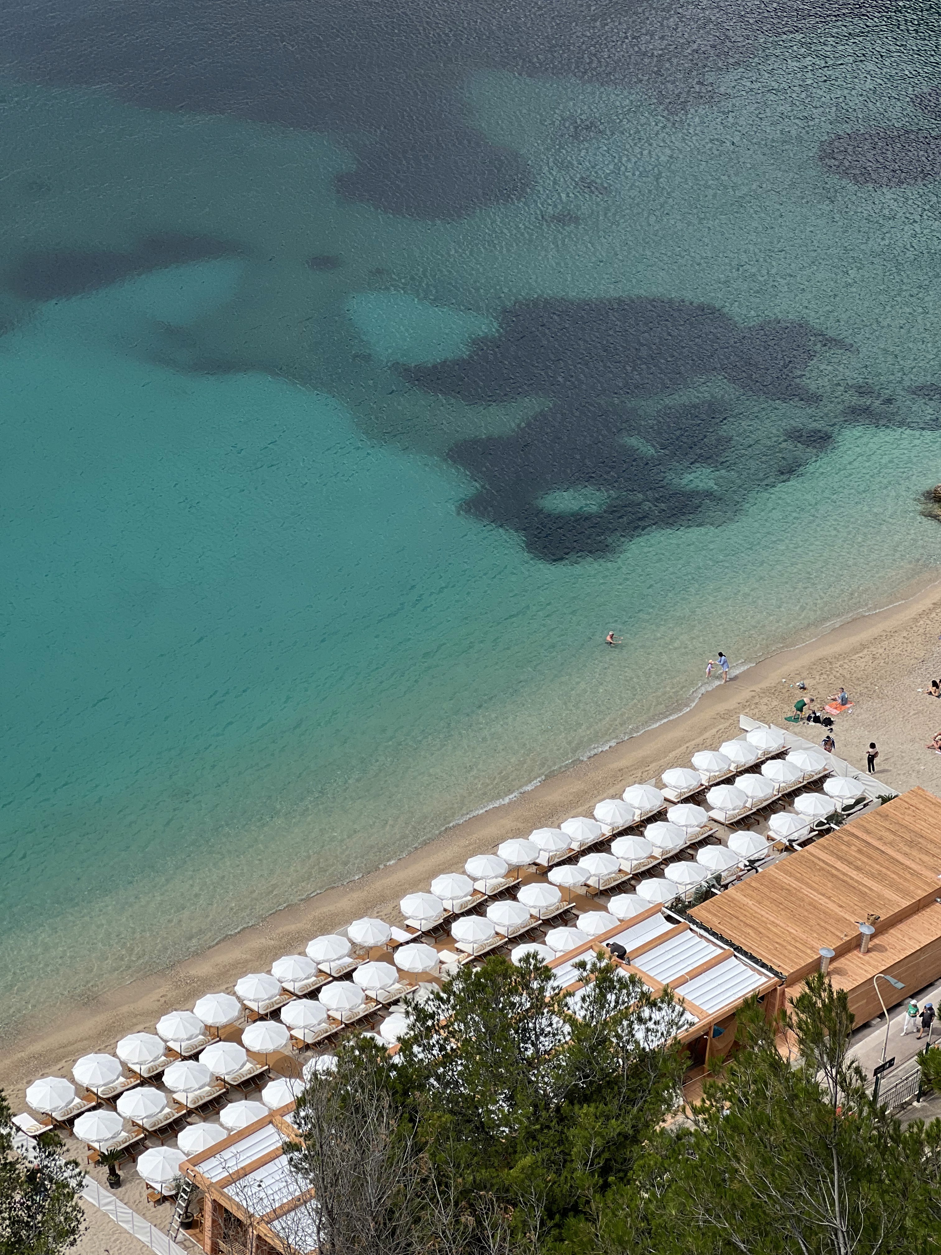 Vue aérienne de la plage privée des Marinières, transats et mer turquoise de Villefranche-sur-Mer