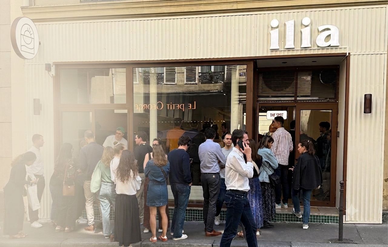 Devanture d’un futur restaurant Ilia, vitrine « for your daily rhythm », ouverture prochaine