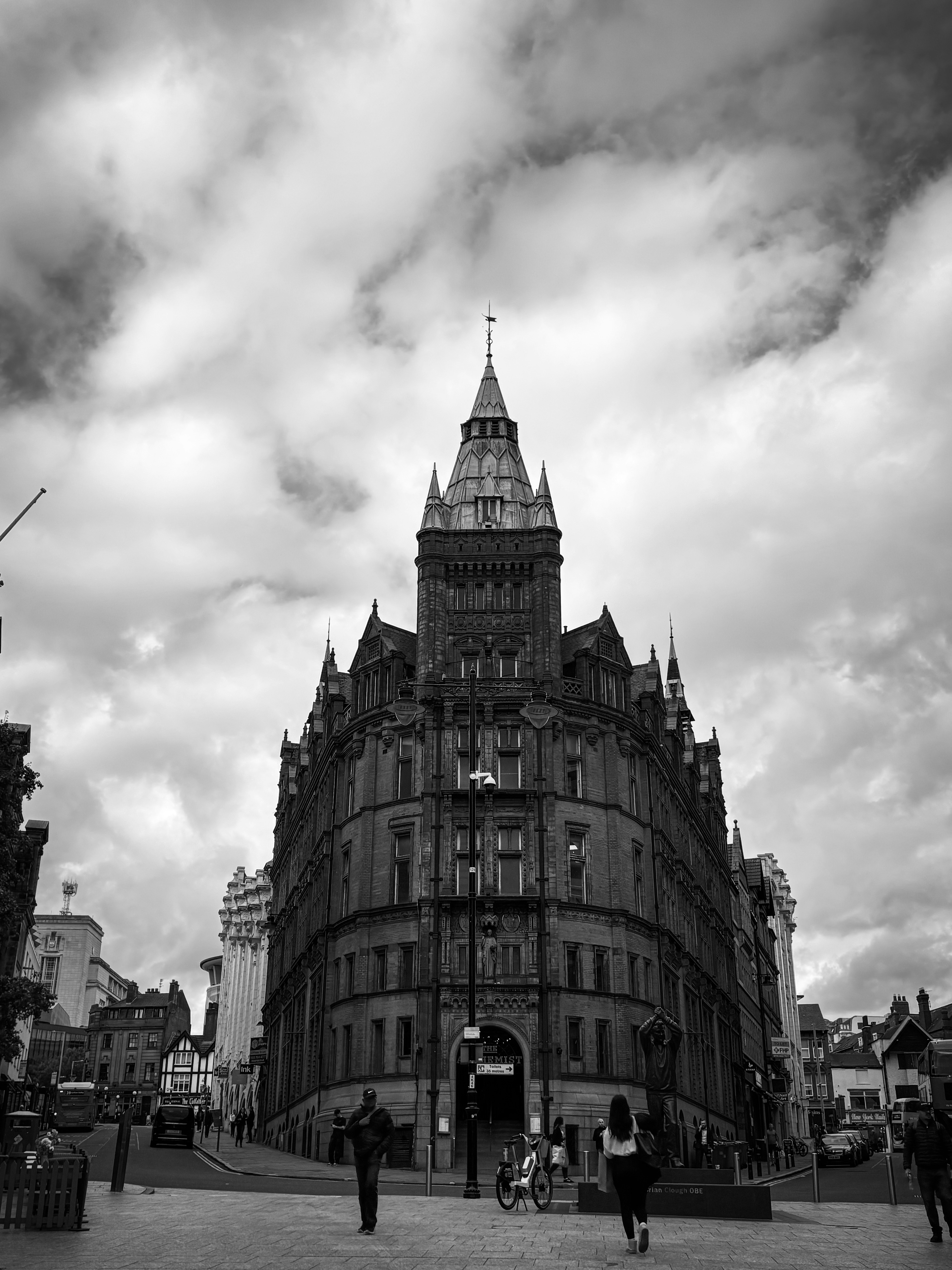 Prächtiges Gebäude mit einem Turm unter einem bewölkten Himmel.