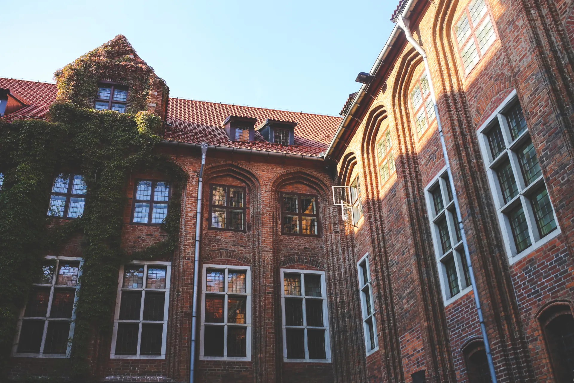 Ein Altbau-Backsteinhaus von außen fotografiert.