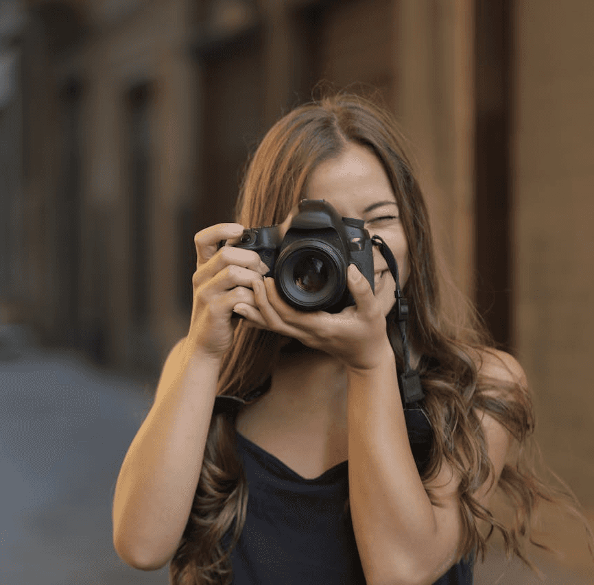woman standing in front of view of cityscape