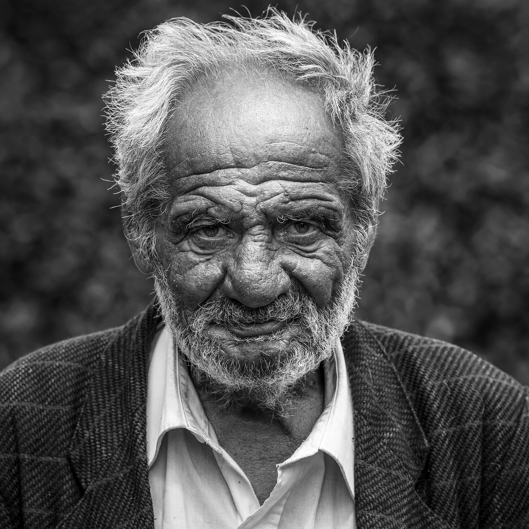 Frederic Bourcier, photographe documentaire, réalise des portraits d’un sans domicile fixe qui vient régulièrement lui rendre visite à son atelier. A travers ces photos, on peut voir les saisons , son humeur et surtout son état de fatigue.