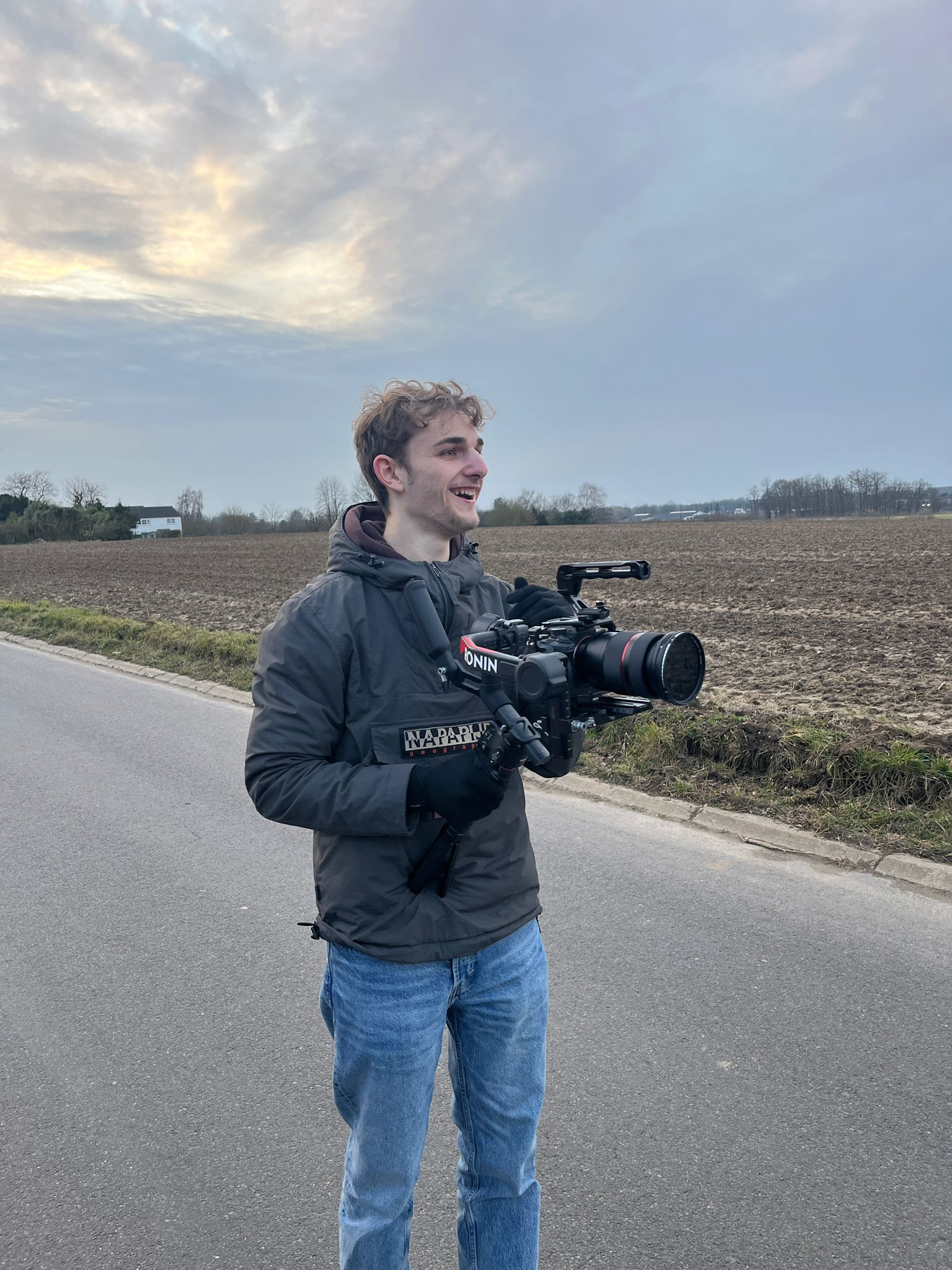 Gautier Stradelli, vidéaste freelance basé à Wavre en Brabant wallon, derrière sa caméra