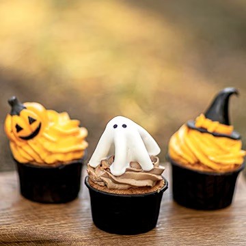 Making Halloween cupcakes