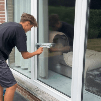 Jongen ramen aan het wassen