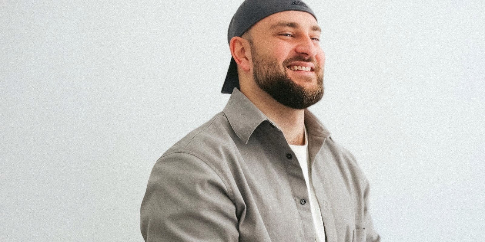Alan Nekhay smiling in casual clothing, representing the inclusive and sustainable vision of the Alan Nekhay Foundation.