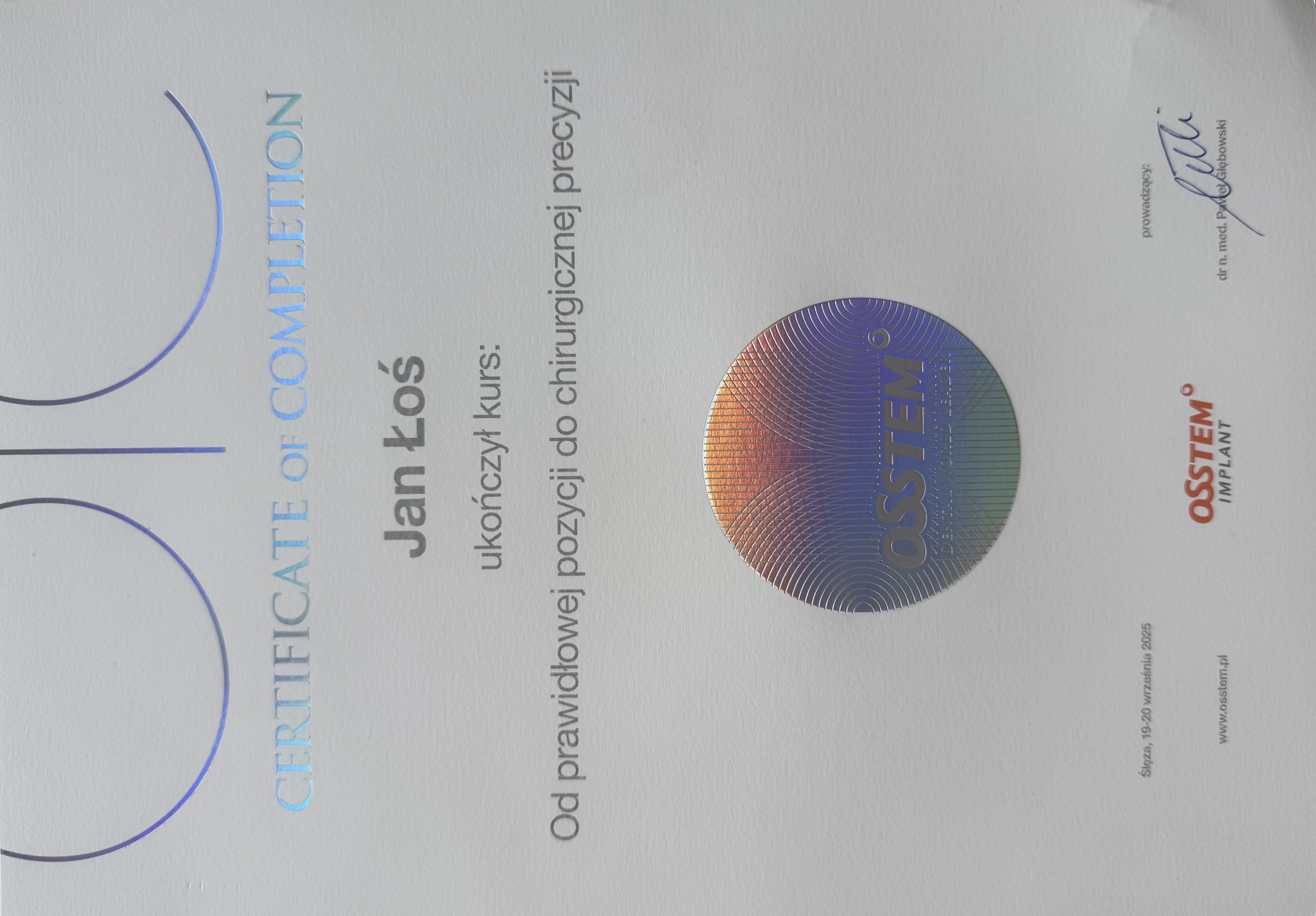 Zdjęcie certyfikatu potwierdzającego wiedzę i umiejętności z zakresu chirurgii stomatologicznej