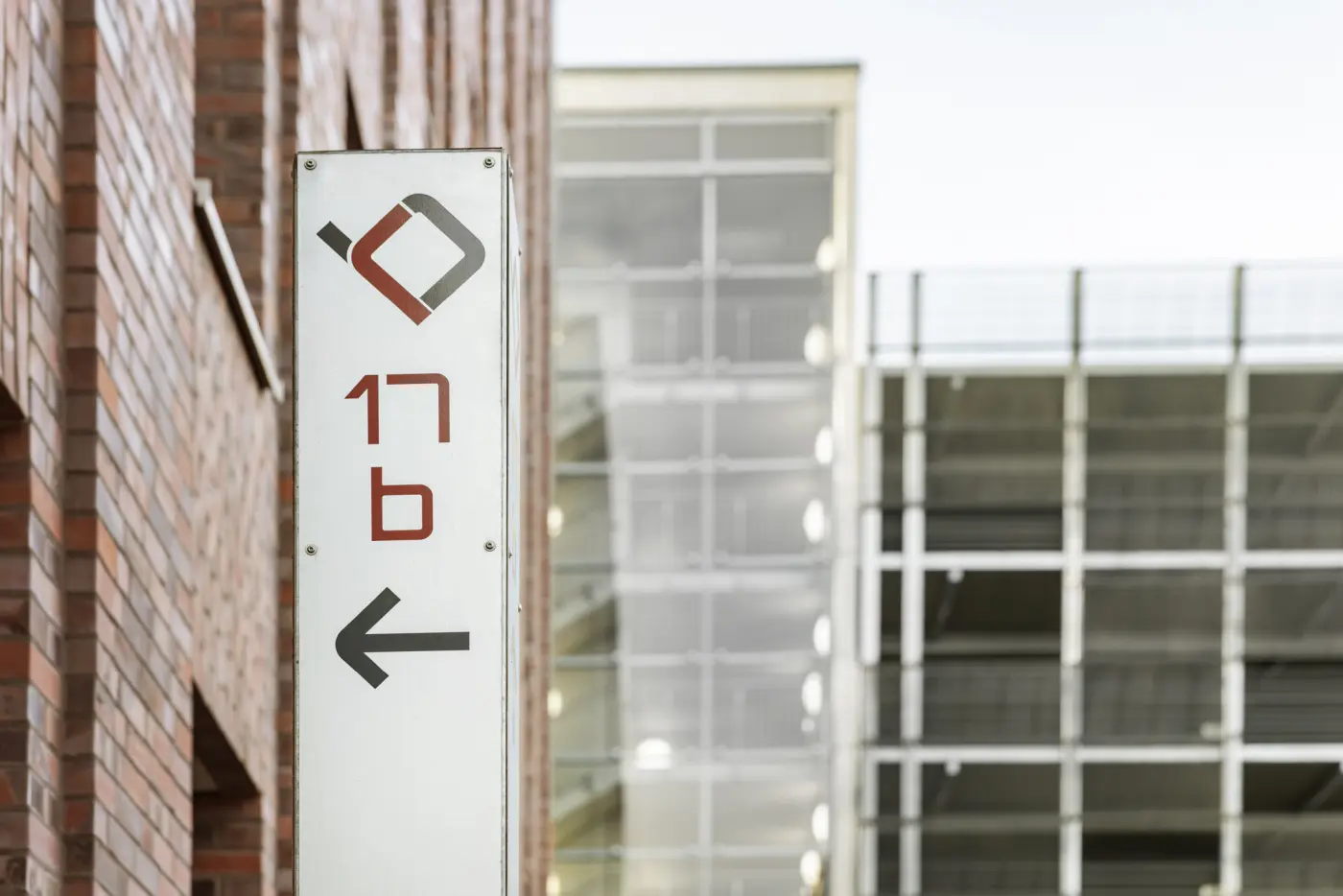 Isometrische Zeichnung eines Bauprojekts mit mehreren Gebäuden und markierten Strukturen in Rot
