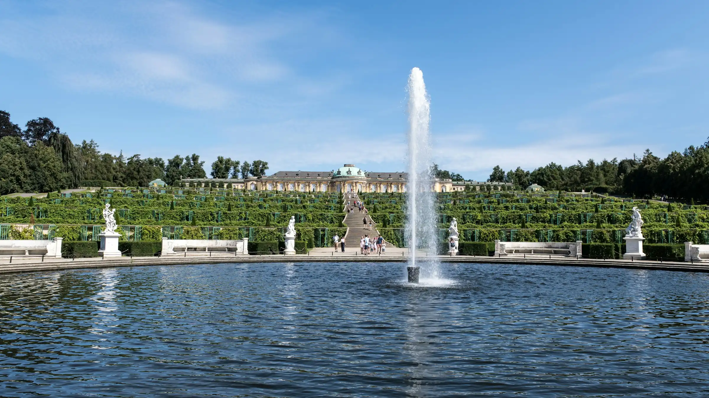 Potsdam, Park Sanssouci, Große Fontäne vor den Weinbergterrassen und Schloss Sanssouci