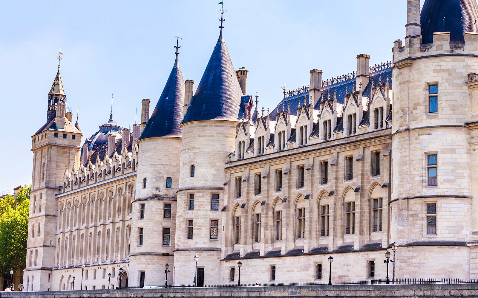 Conciergerie a Parigi con le sue torri storiche e l'architettura gotica.