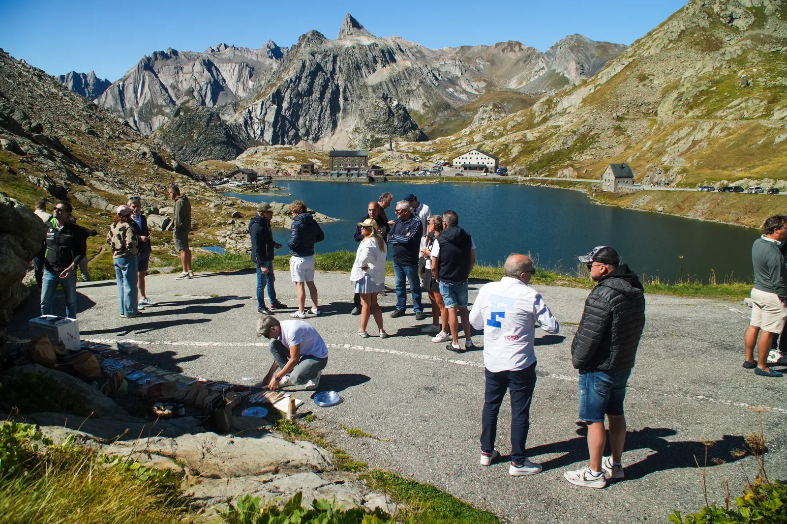 Pause du groupe au col du Grand-Saint-Bernard