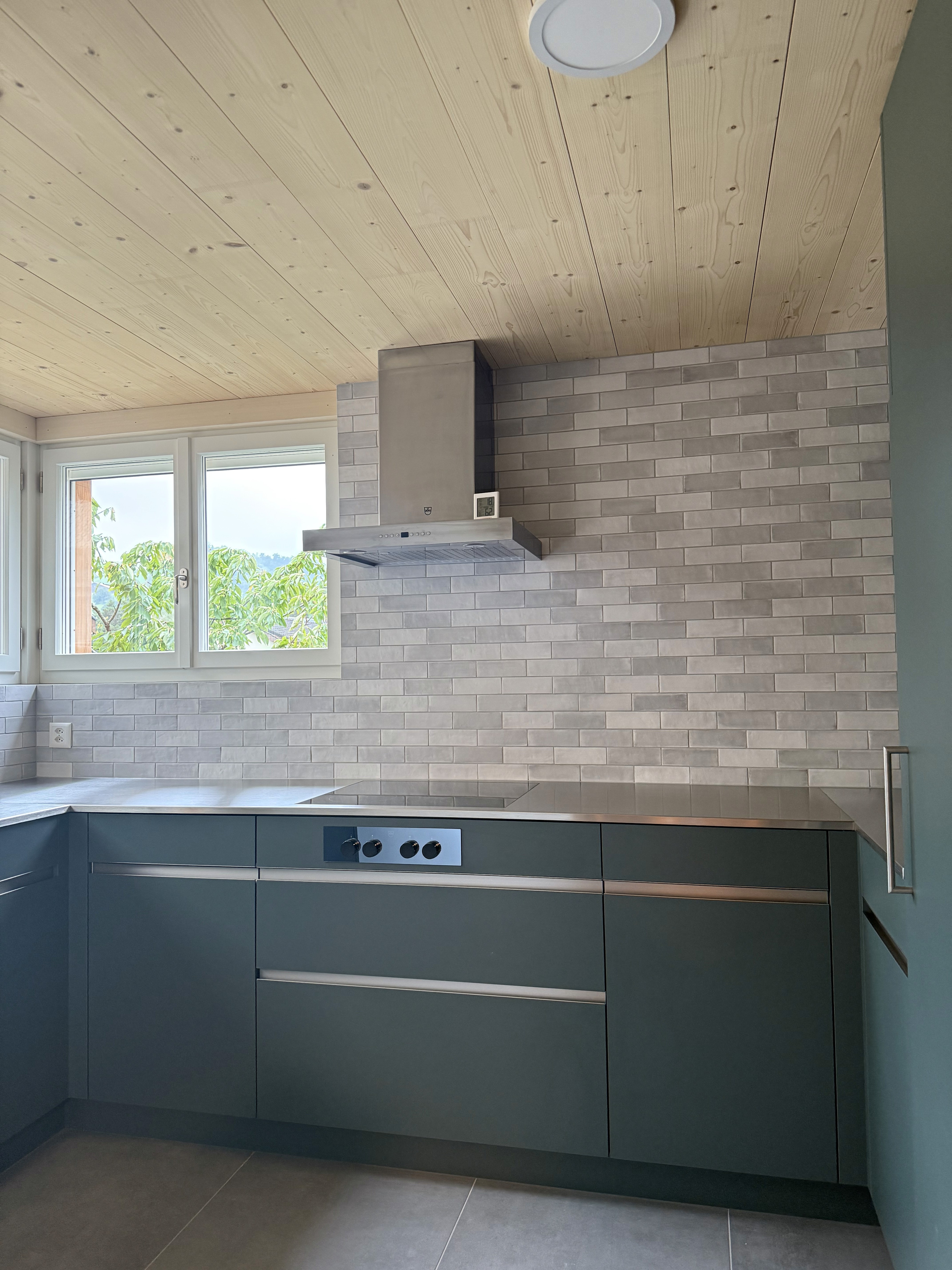 Küchenwand mit Mosaikstreifen