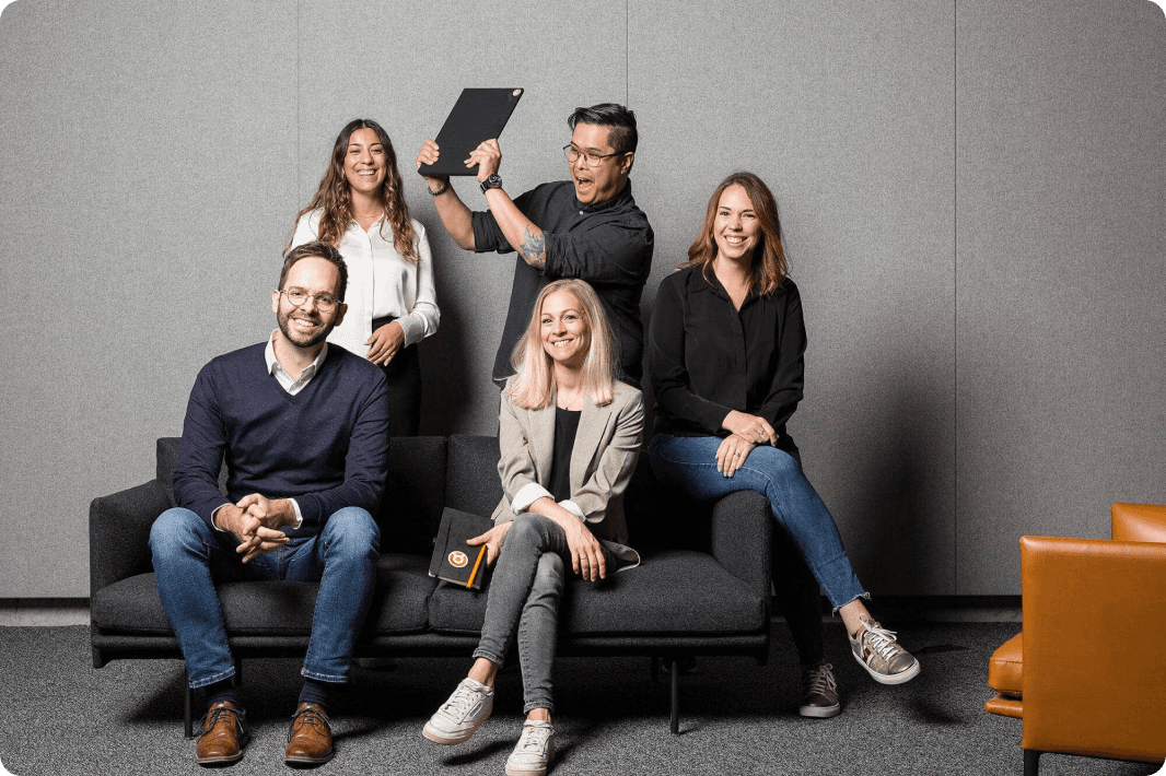 Group photo of the Sovendus Business teams in the Sovendus office