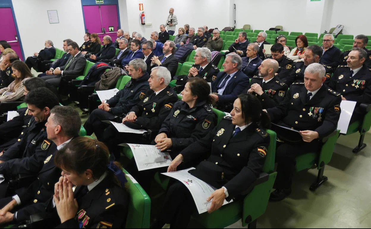 un montón de policías nacionales recibiendo su titulo de escala ejecutiva