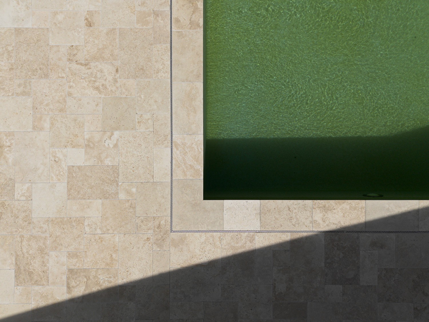 Philip und Johannes Praskac sitzen nachdenkend im Garten.