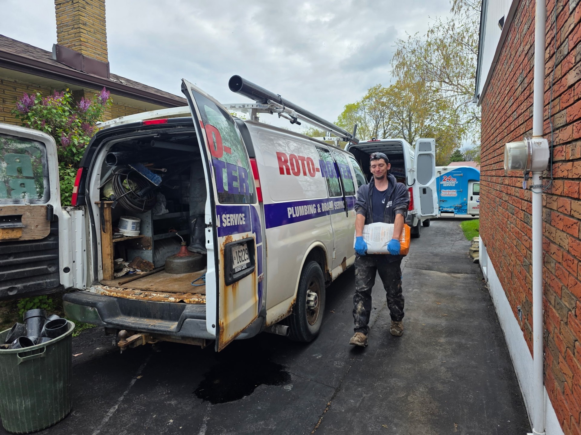 Roto-Rooter Niagara plumbing service van and technician at a residential job