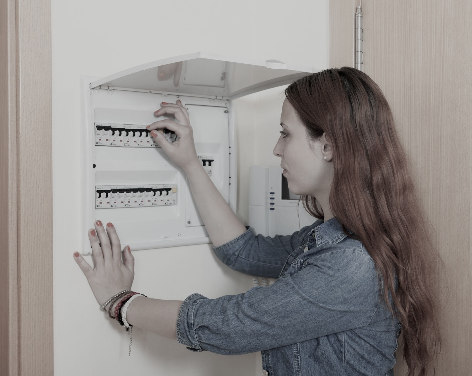 Électricien Energylink en train de travailler sur un tableau électrique