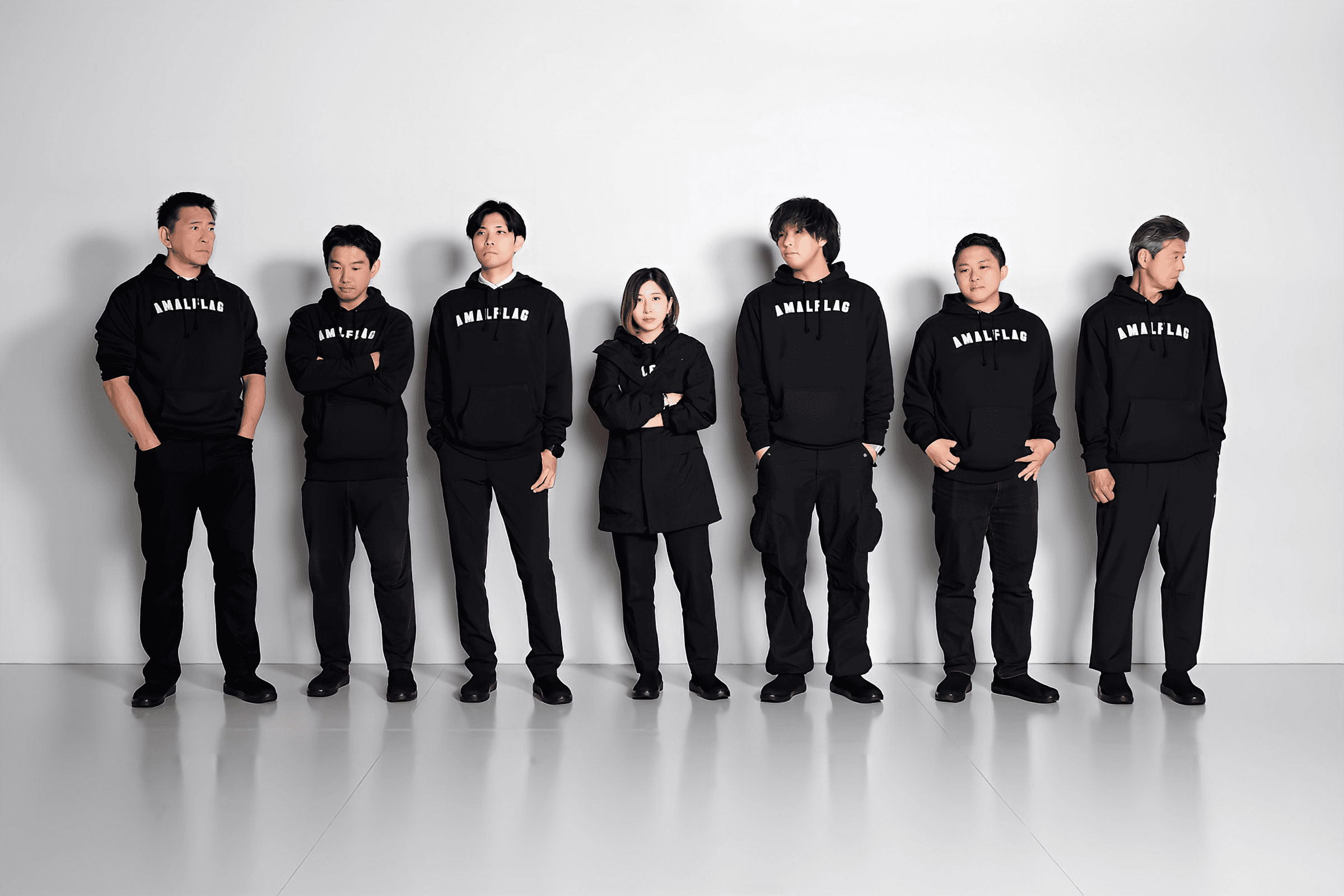 AMAL FLAG社員8名の集合写真