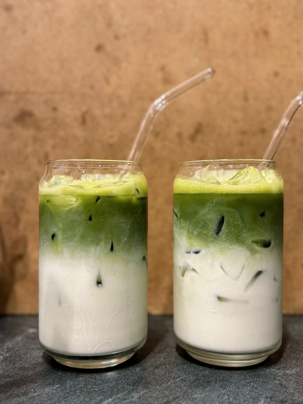 Zwei Iced Matcha Latte
