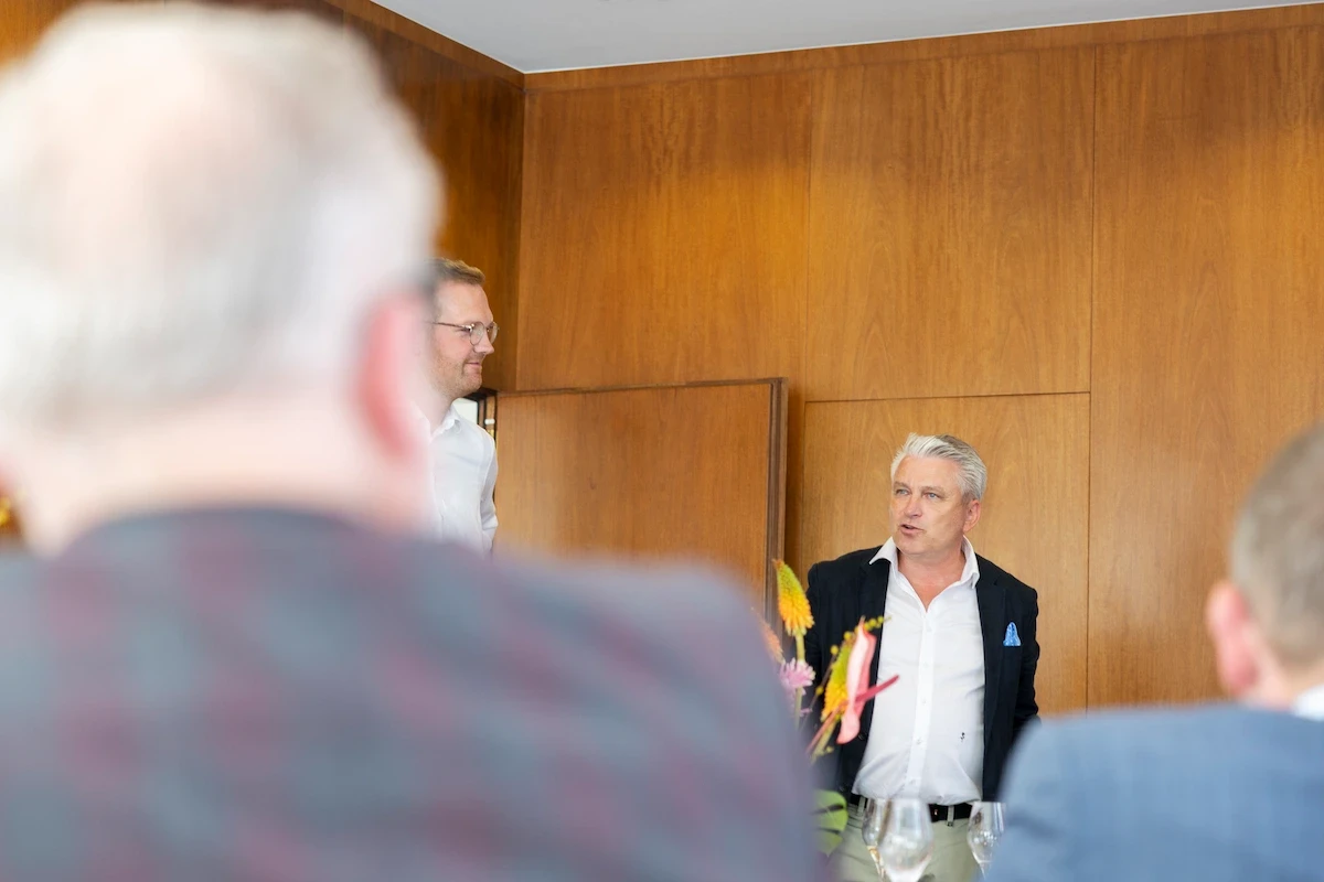 Zweigeschossiges Wohngebäude mit Klinkerfassade, Balkonen und Eingängen in der Frontansicht